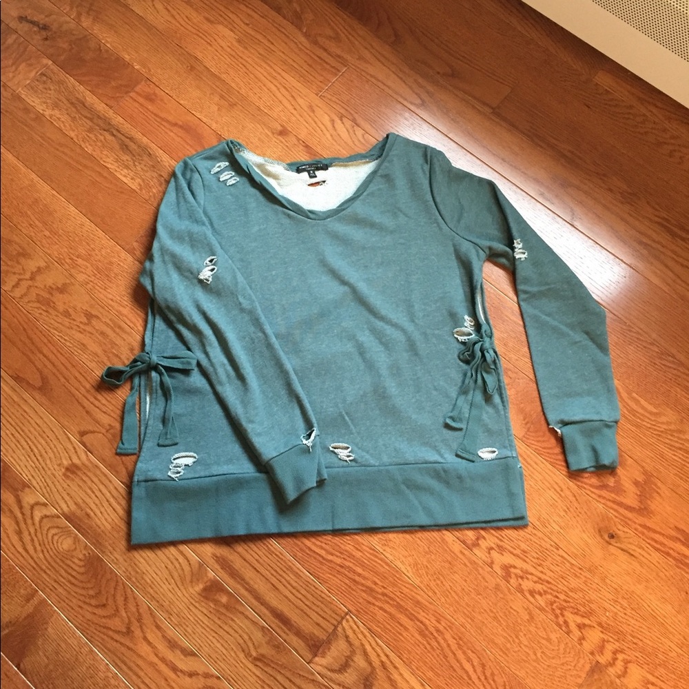 NWOT! Romeo & Juliet Couture side tie Sweatshirt